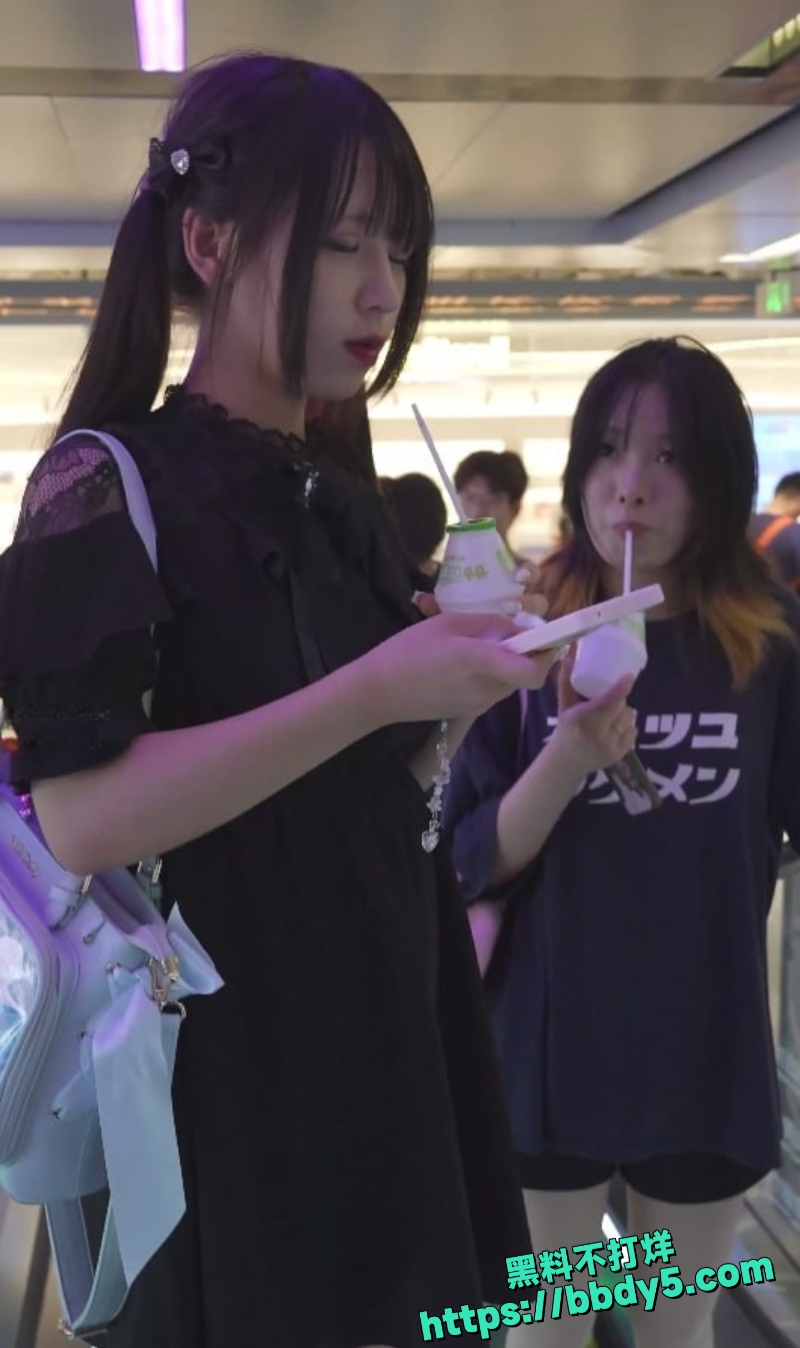 街拍抄底高颜值黑裙双马尾1