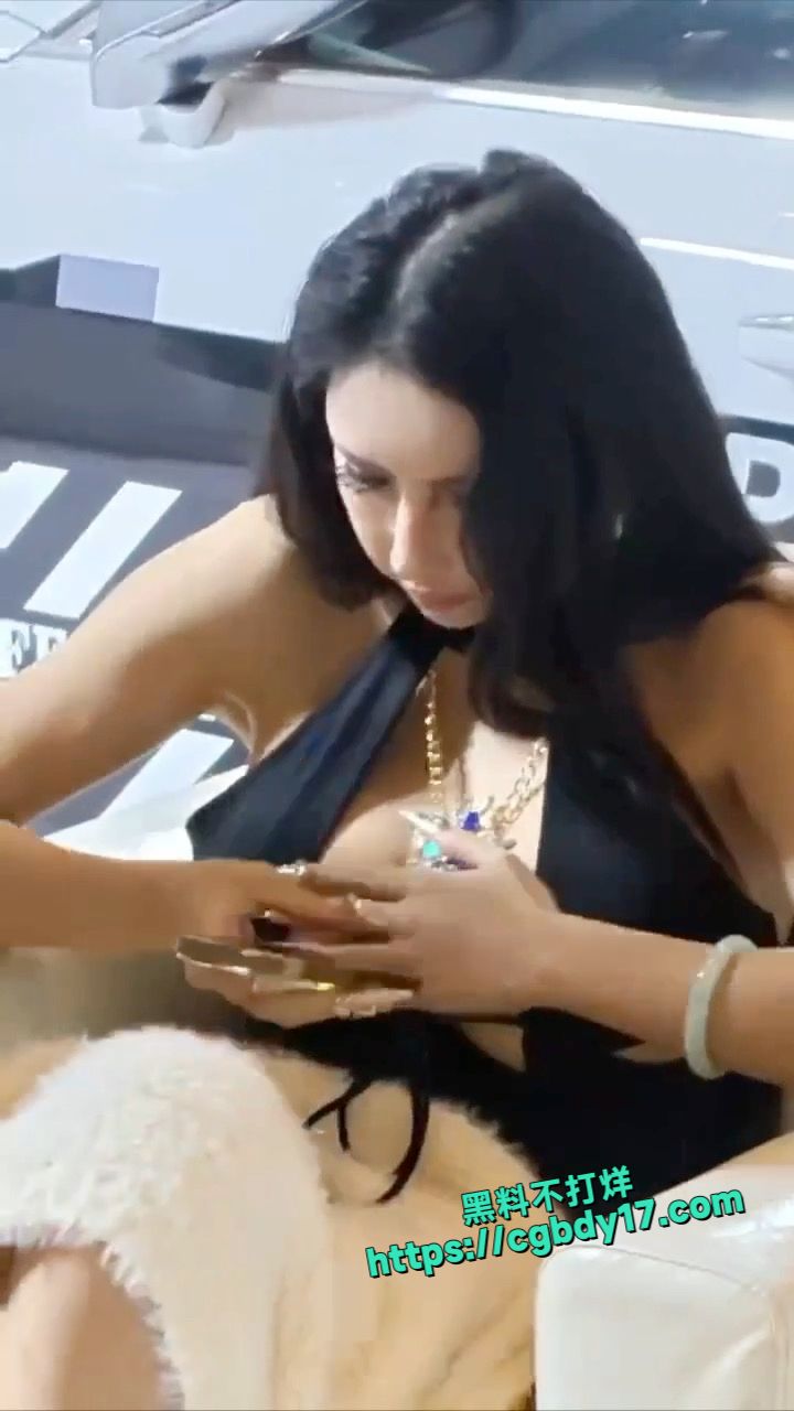 美女车模车展上走光，奶头都露出来了5