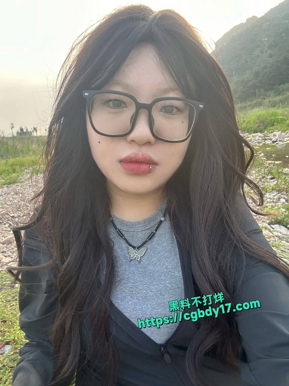 唇钉巨乳精神小妹居家自慰2