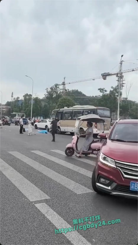 梁平品子小学门口中巴车与电动车相撞7