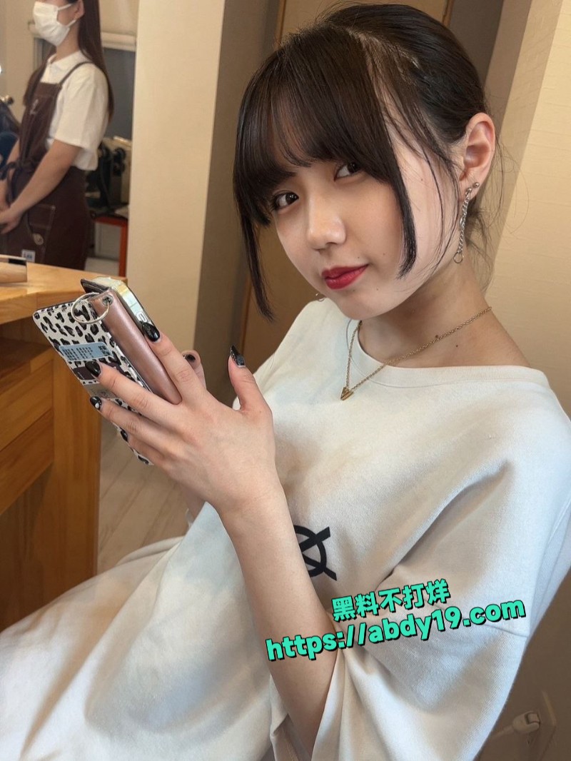 日本女大学生公厕脱衣自拍7