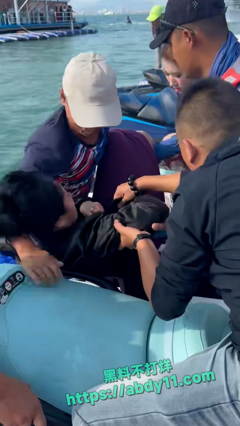 海南三亚钟情会所海边女人打架 1