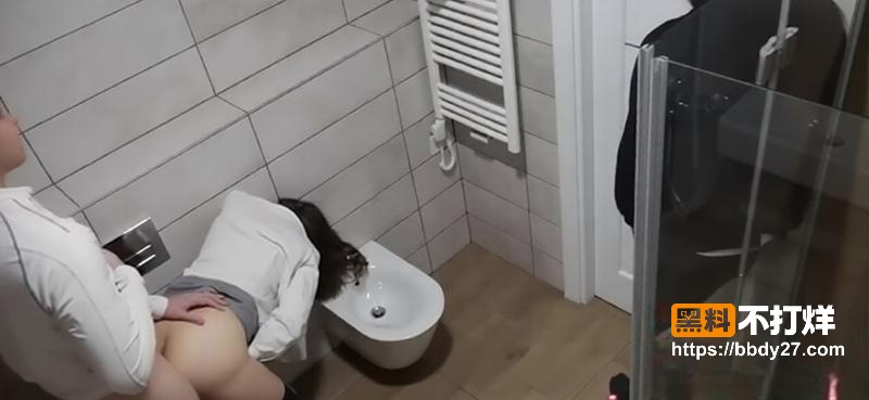 卫生间里的意外邂逅1