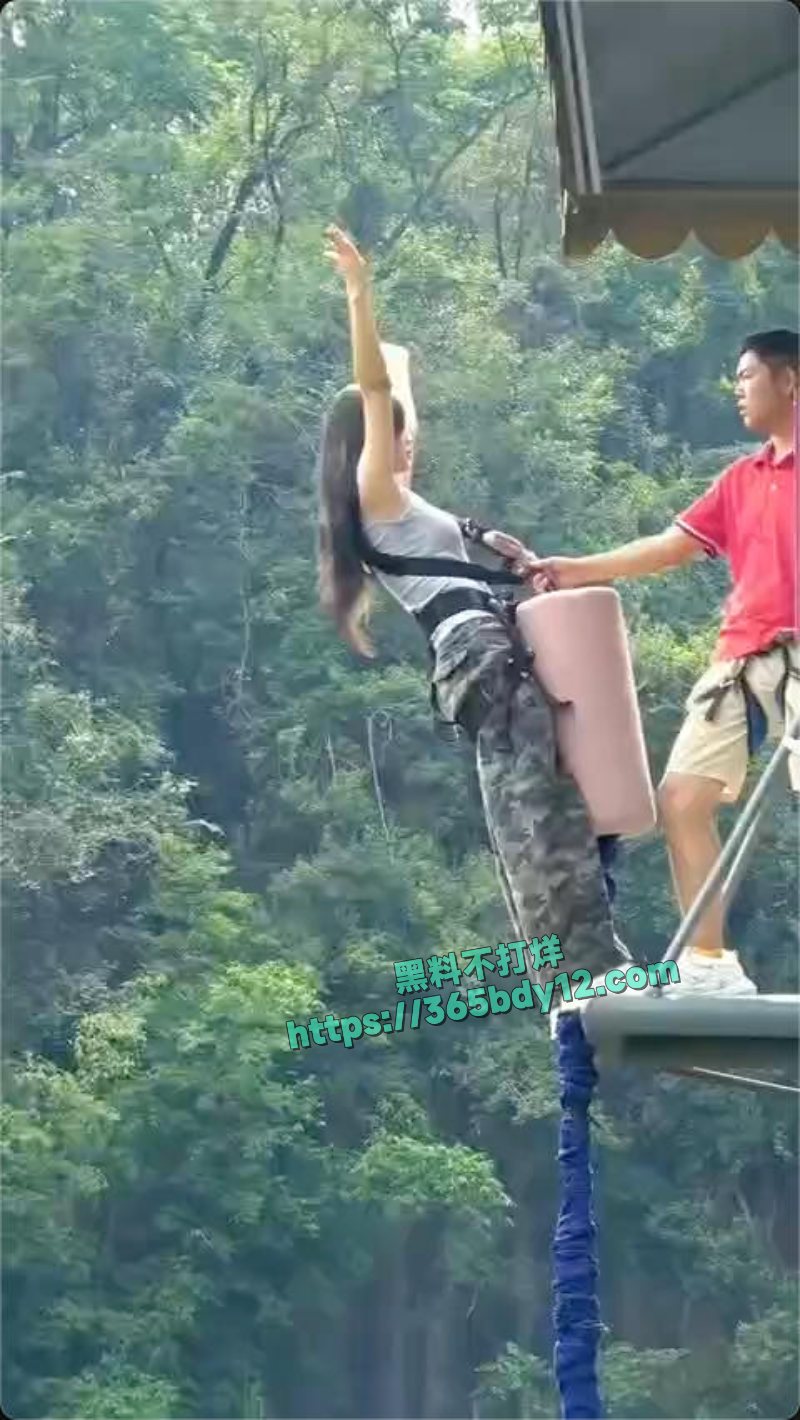 湖北宜昌三峡蹦极绳子断了 人摔在台子边上8