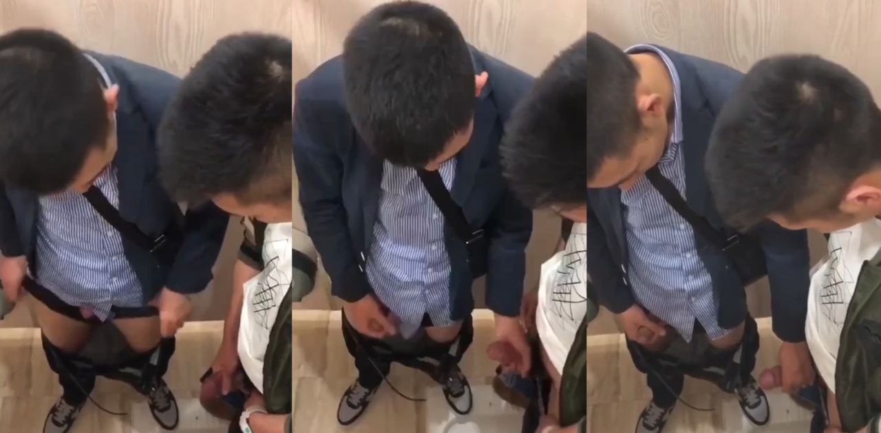 这个属实有点炸裂 诈骗组长为给组员排解压力 亲自到厕所手把手教其打飞机