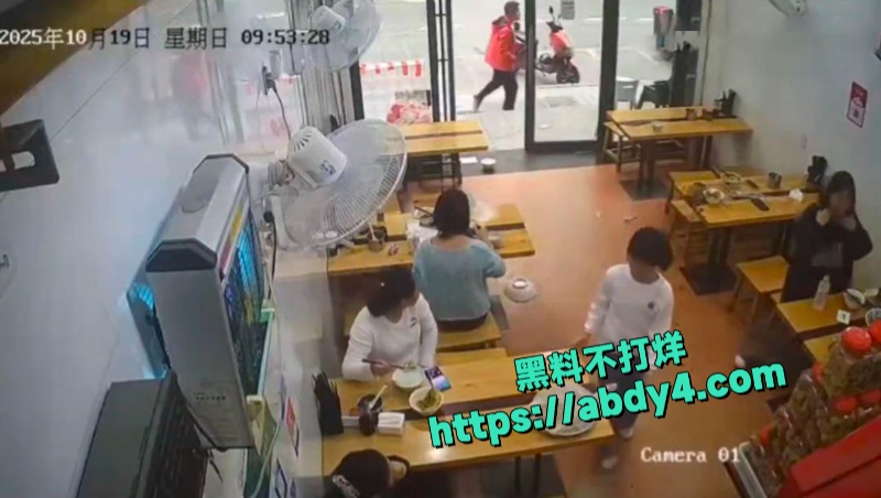 小仙女面馆一人独占两凳态度嚣张被男子及父亲当场暴打  5