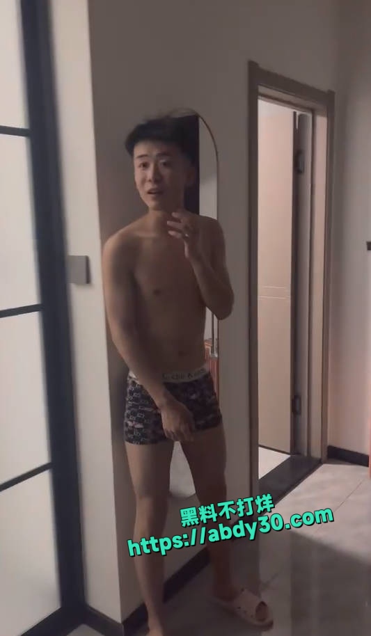 黄毛精神小伙捉奸现场视频流出 2