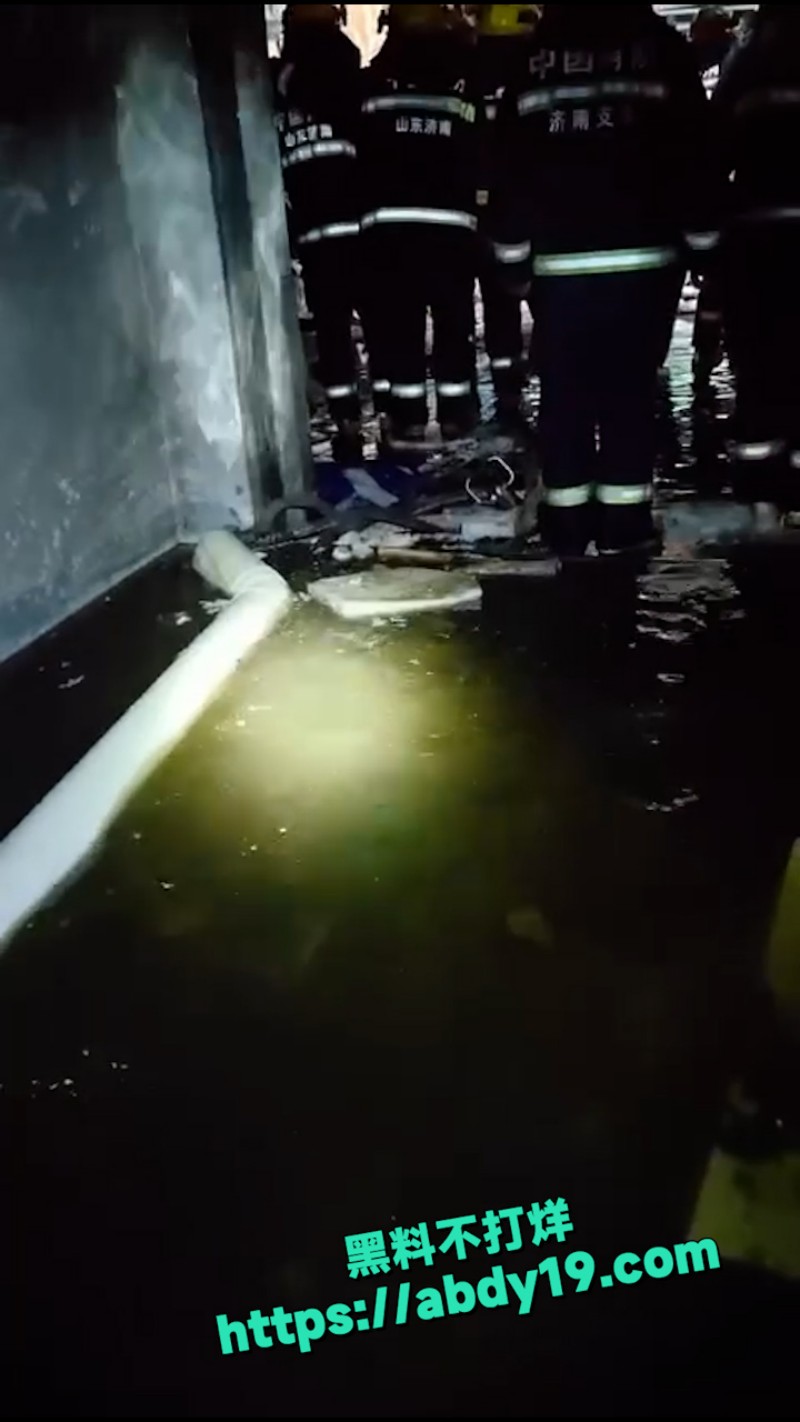 华府小区地下室 发生严重爆炸 6