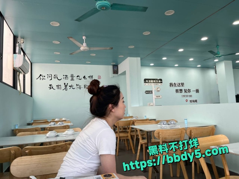 大门牙少妇 2