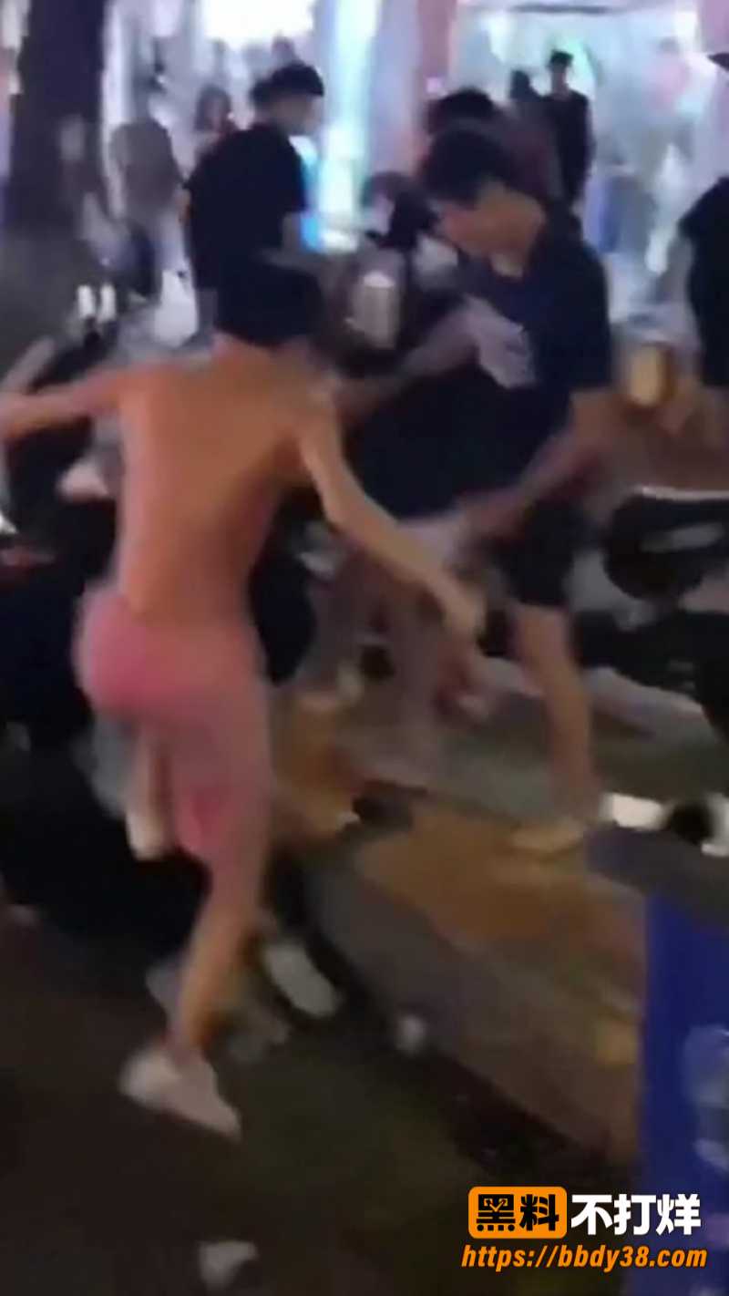 街头群殴冲突现场流出 男子光膀穿粉短裤参与互殴 现场混乱多人围观