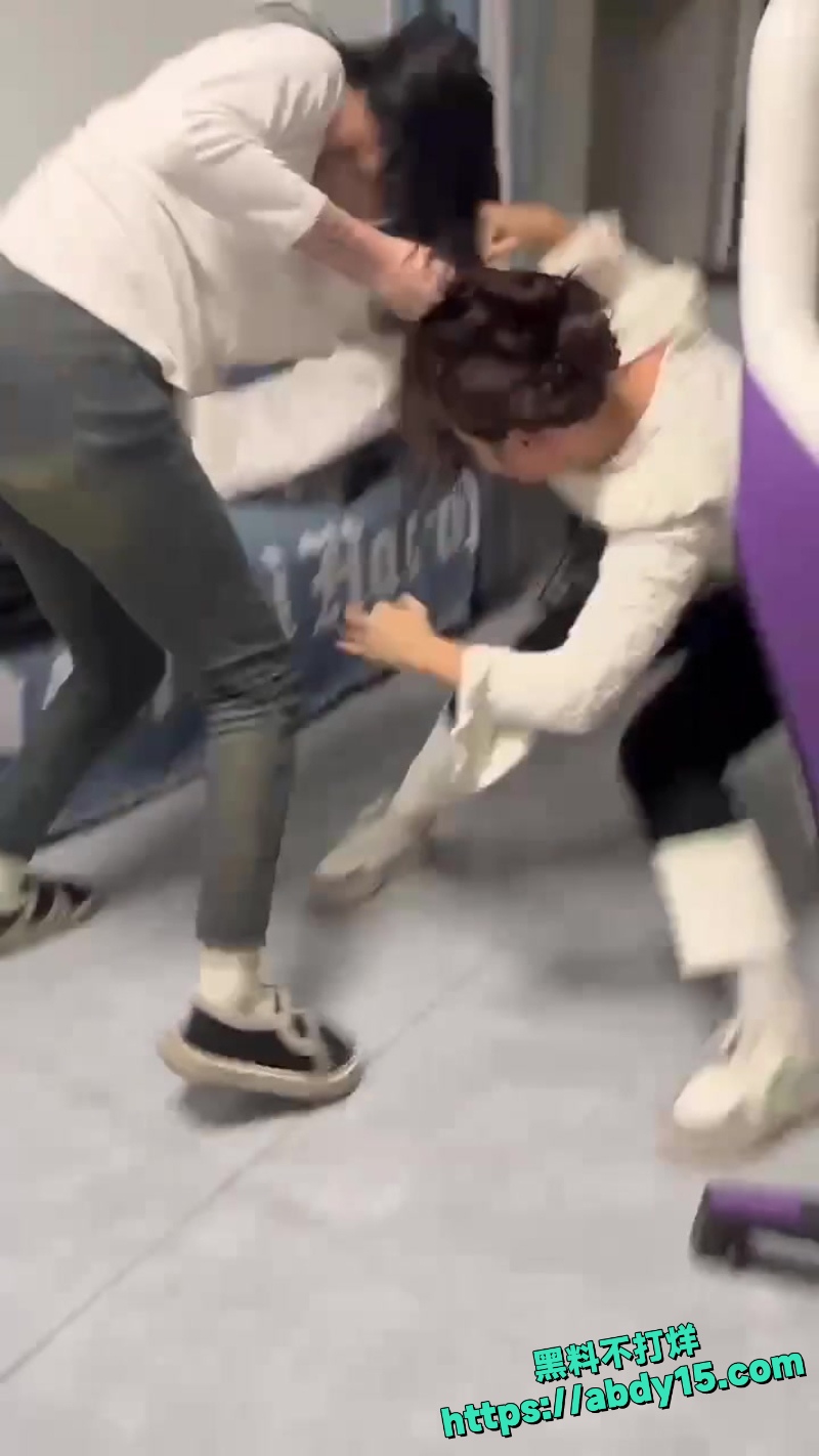 女人打架激烈战场电竞男孩不为所动3