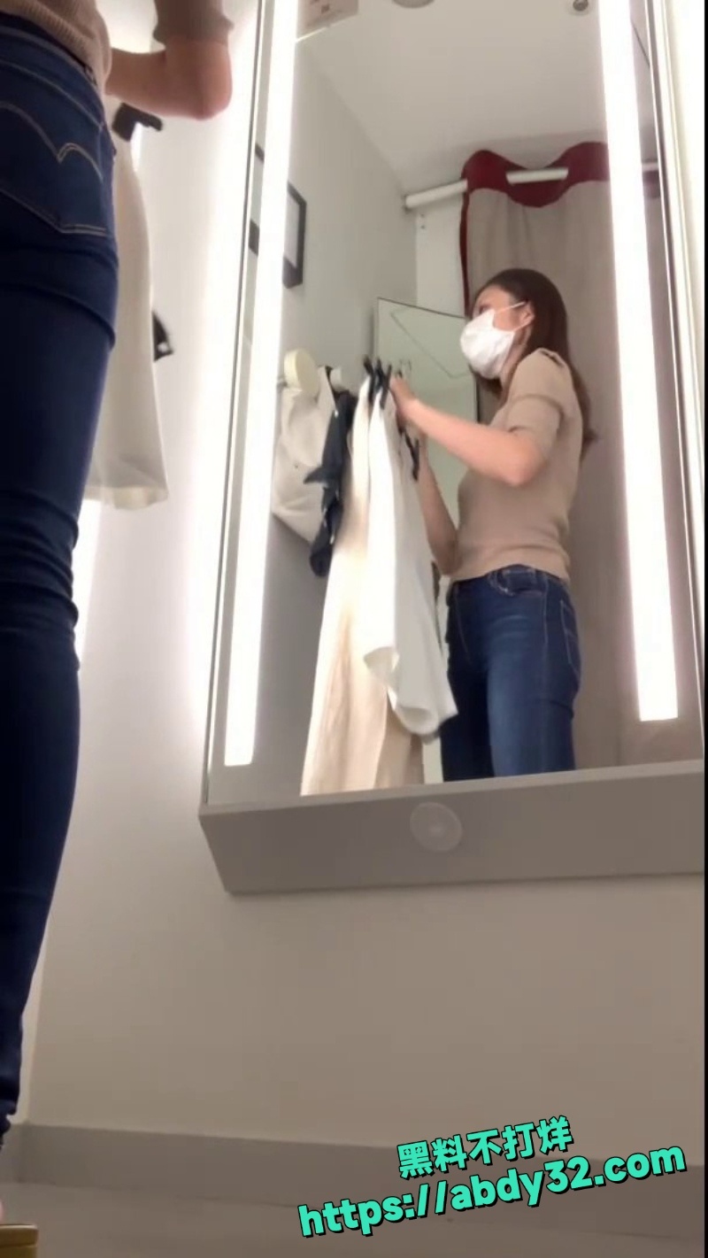 舞蹈老师买衣服的时候换衣被偷拍1
