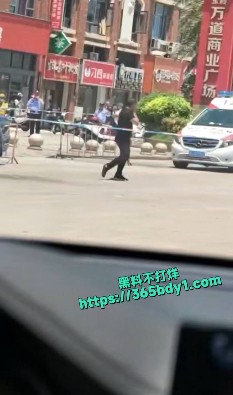 福建泉州惠安一男子当街轻生现场4