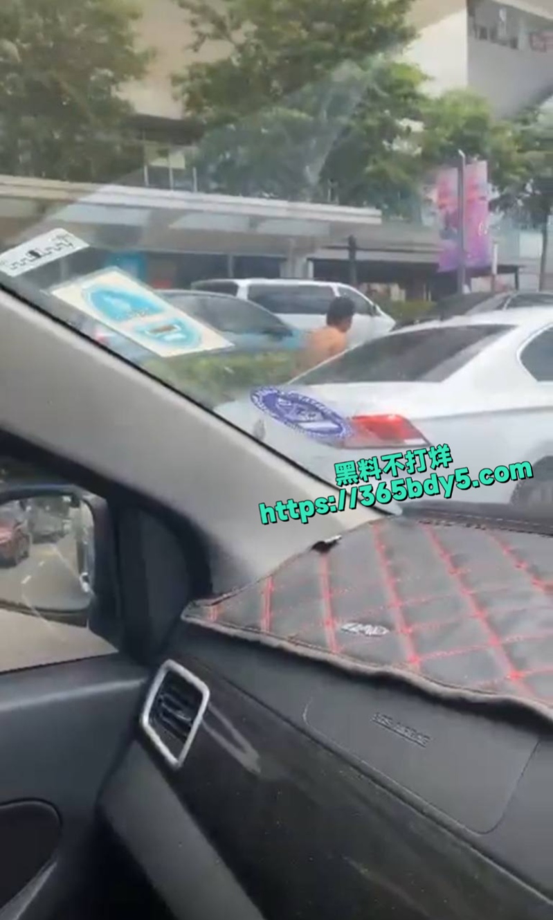 马来西亚天气太热男人裸奔1