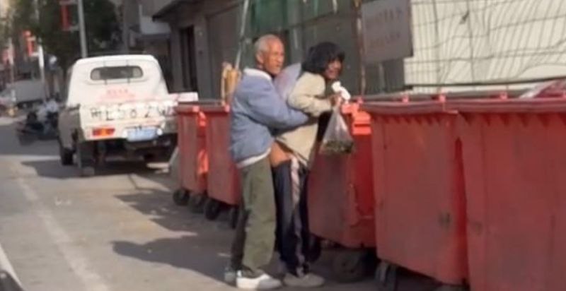 老头玩的花 路边强行后入捡破烂的流浪汉 这么猛的大爷还真的是第一次见