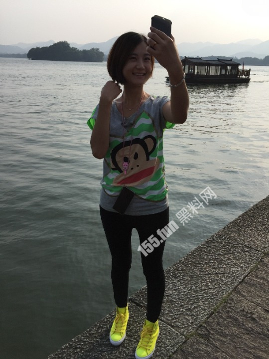 网友投稿带别人都女友游西湖.jpg