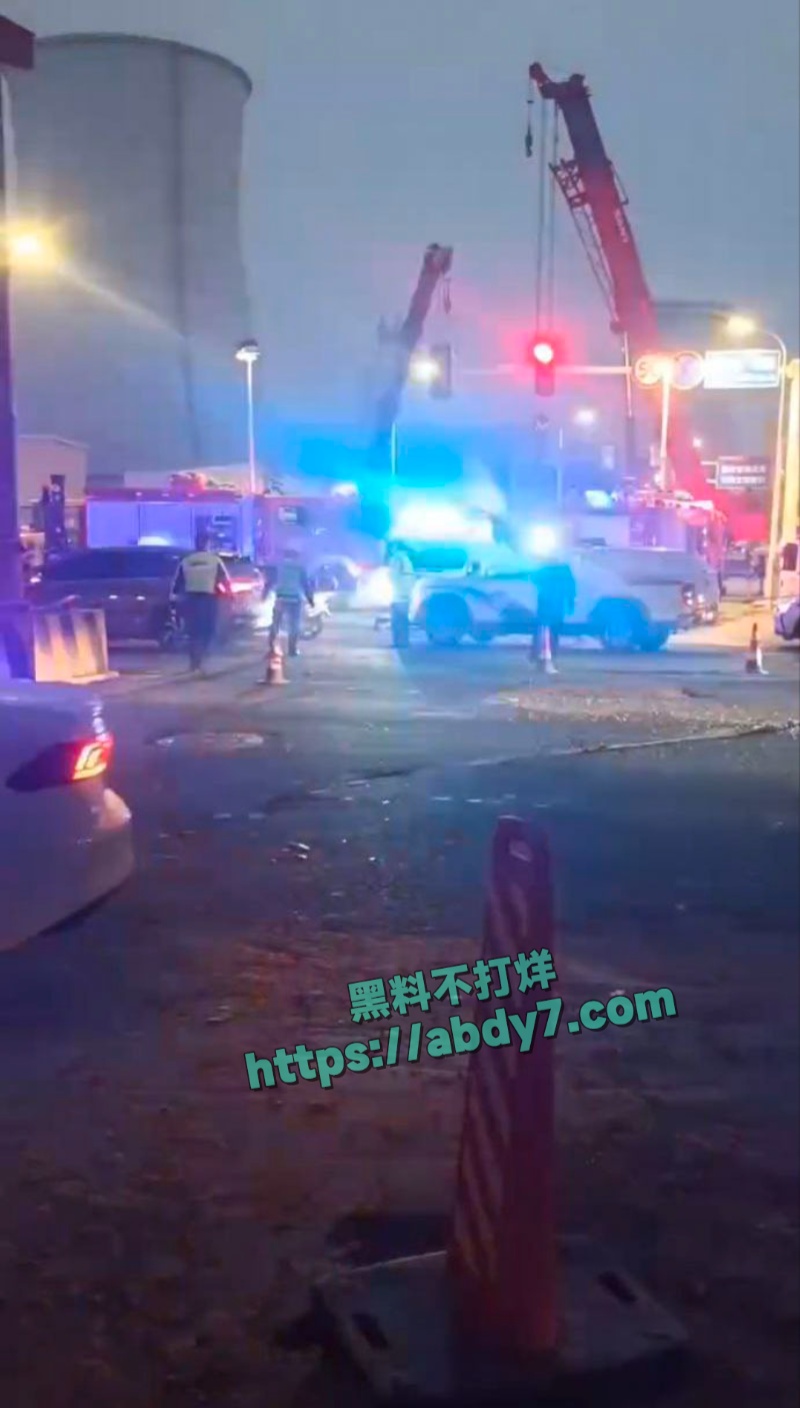 烟台渣土车侧翻掩埋两车事件详报 7