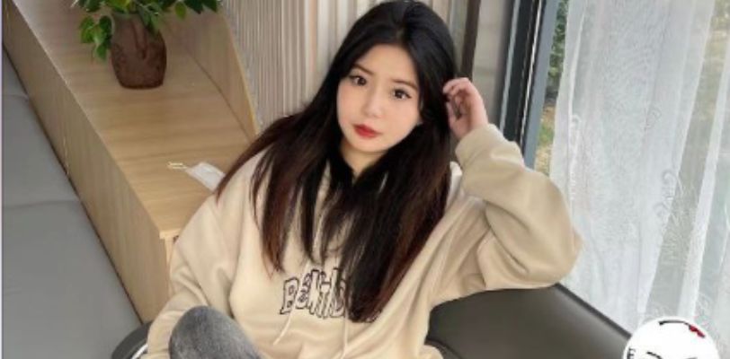 网课忘关麦全班听见女同学不雅浪叫声 骚逼自慰呻吟被直播