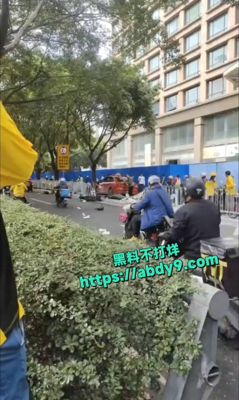 广州的士撞到一片人3