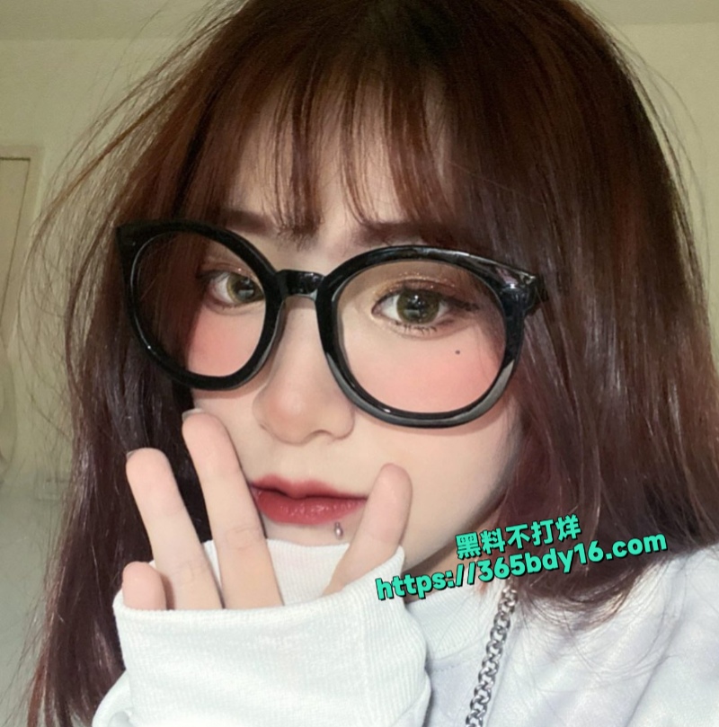在社交媒体上坐拥6000粉丝的极品高颜值爱狗人士小若7