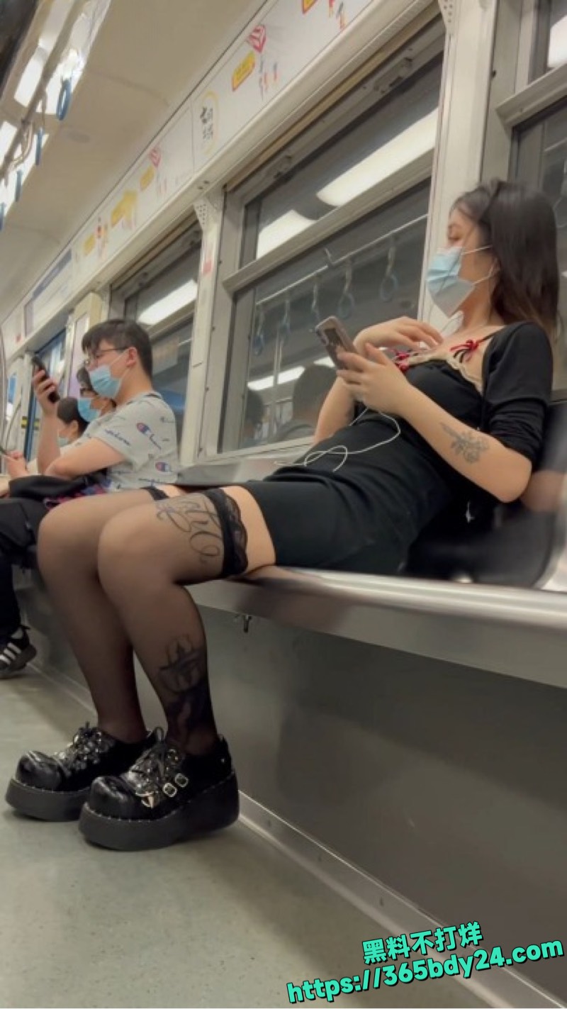 纹身精神小妹抄底偷拍曝光4