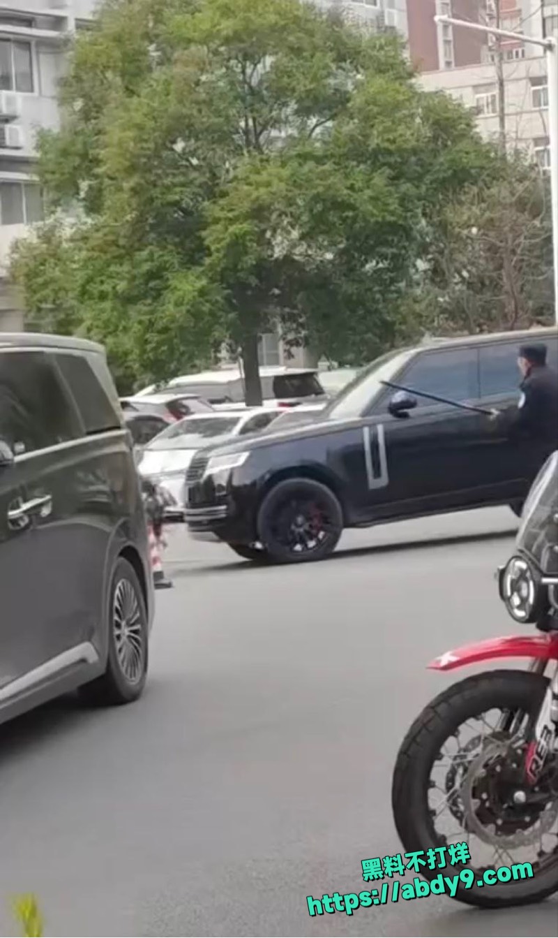 郑州花园路持刀男威胁群众2
