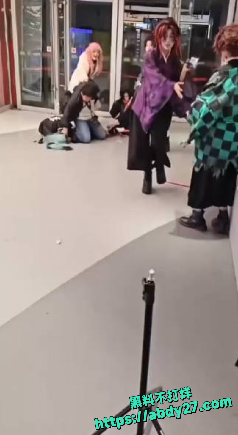 天府红摄影师殴打coser事件2