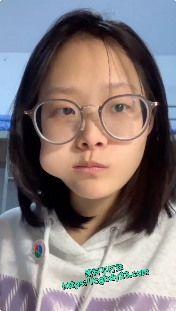 眼镜学生妹和男友居家私拍流出1