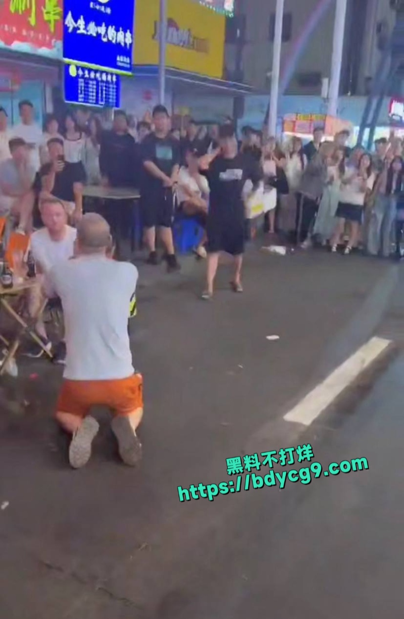 吉林长春桂林路光头佬给老外下跪3