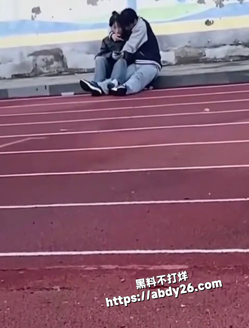 学校操场情侣羞耻刺激8