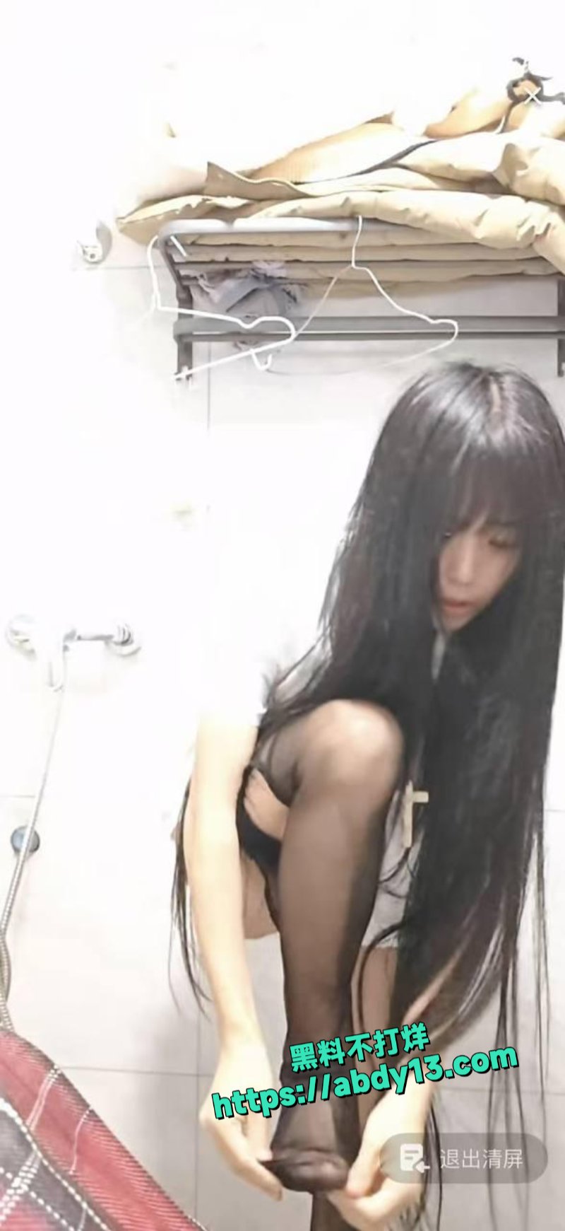 抖音机车女孩秋宝直播换黑丝1