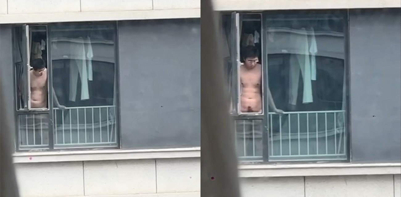 高楼住宅惊现遛鸟大侠 赤身全裸看着着楼下女孩意淫打飞机