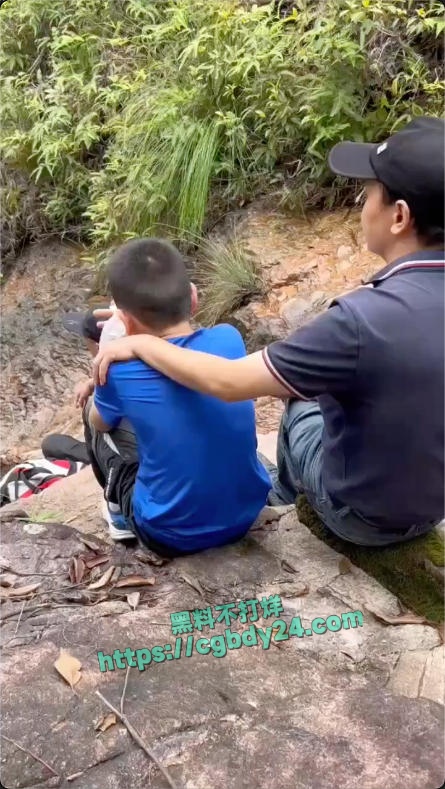 集美登山队带着两个儿子爬瀑布掉下来摔死了5