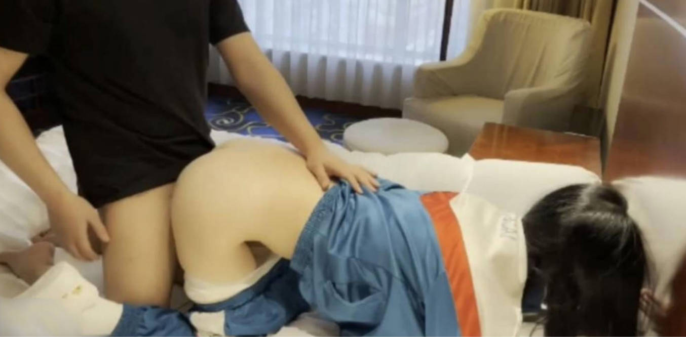 网友自拍表妹制服诱惑乱伦 乖巧表妹被表哥操到高潮浪叫