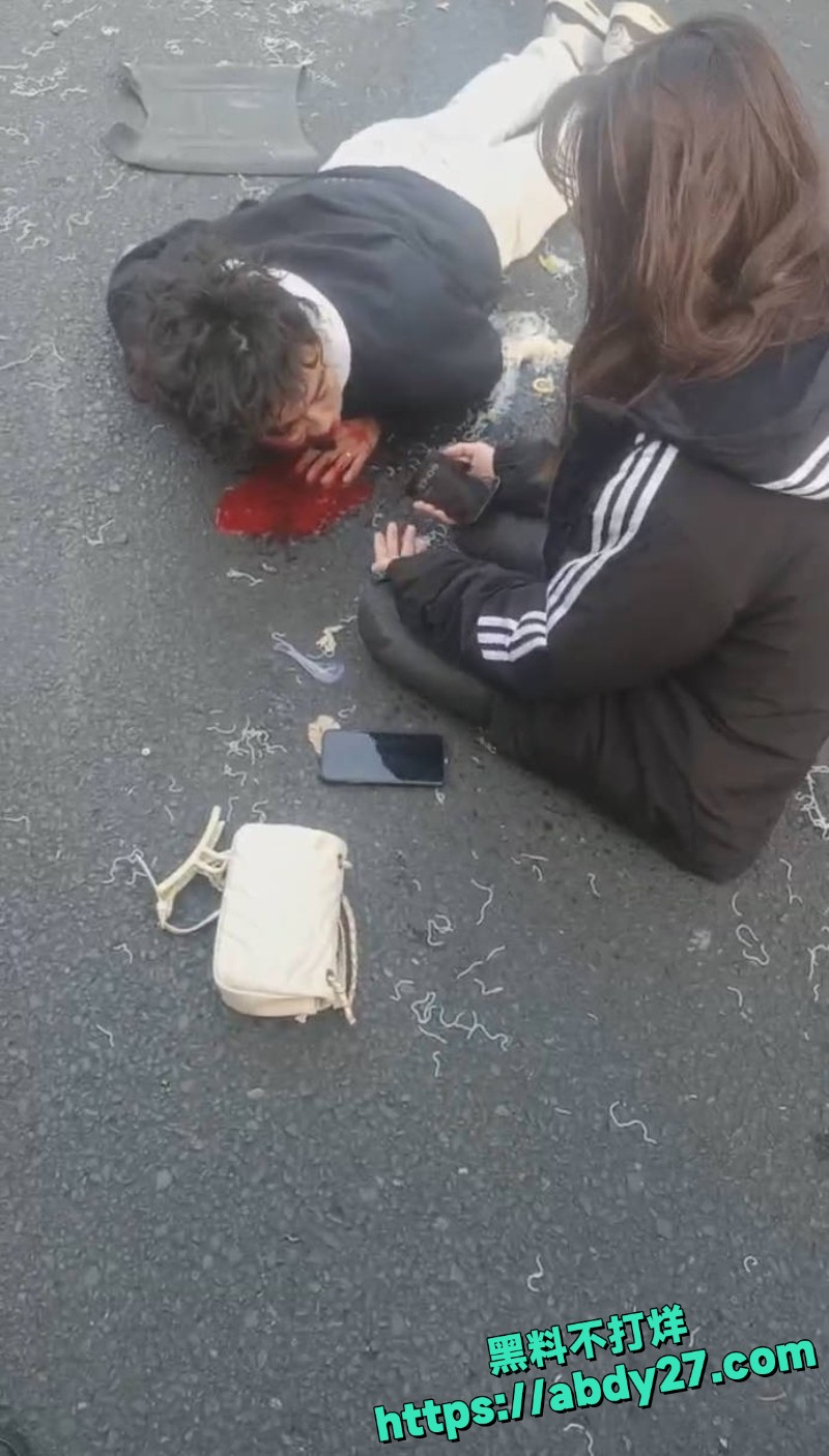 精神小伙带女友飞车撞人事件1