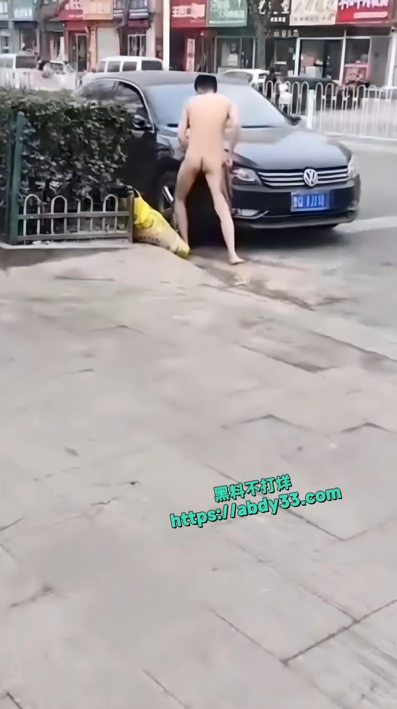 山东临沂费县街头惊现裸男发癫吃瓜6