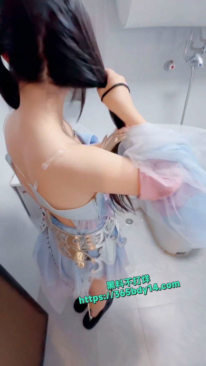 在舅妈家勾引萝莉小表妹进门卫生间洗澡先来一发1