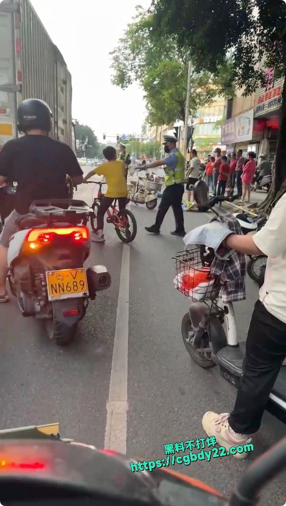 广东潮汕车祸撞人拦车1