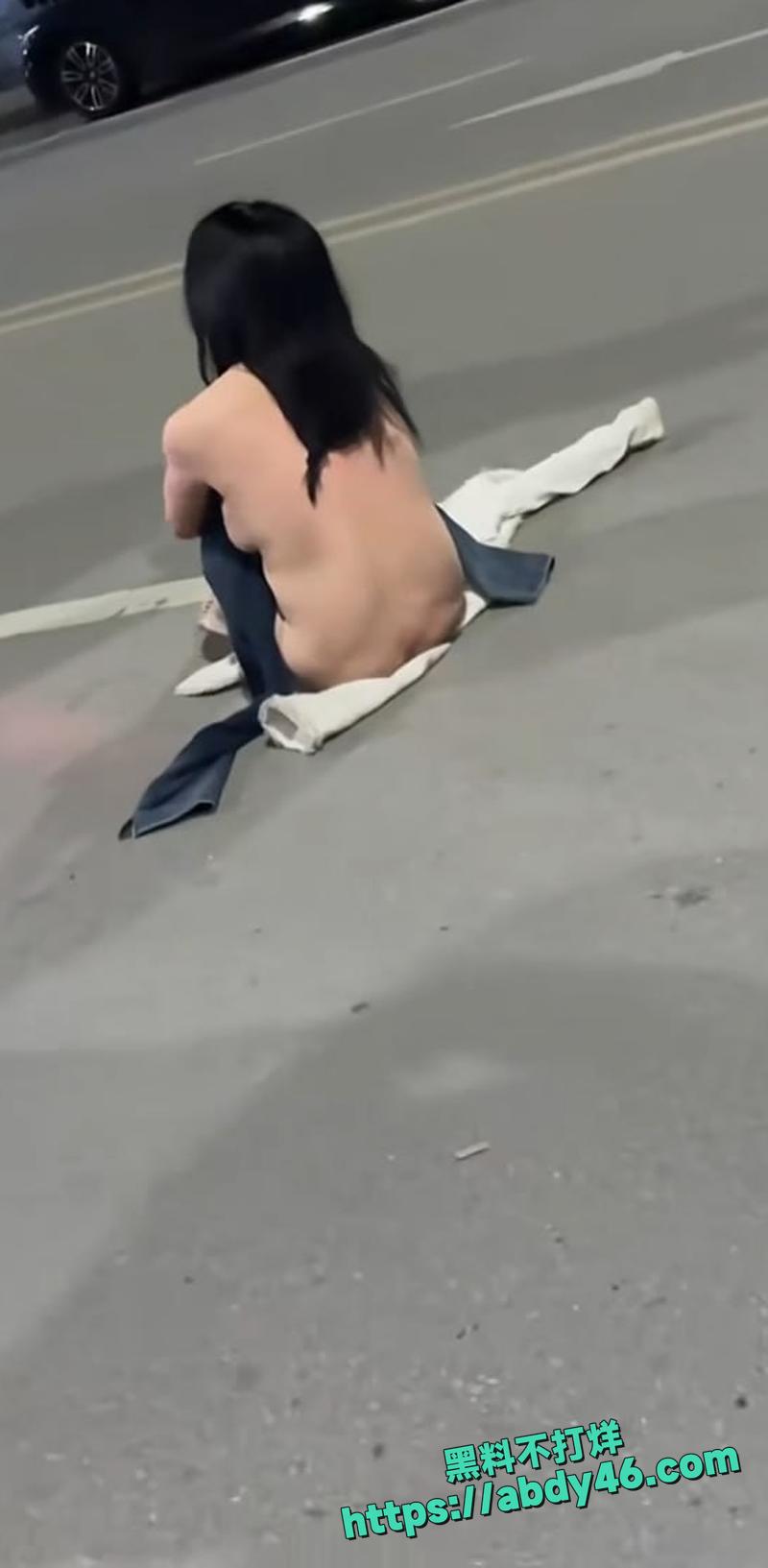 广西街头惊现裸奔女子02