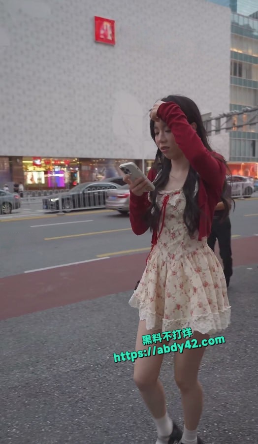 偷拍大神抄底短裙美女 6