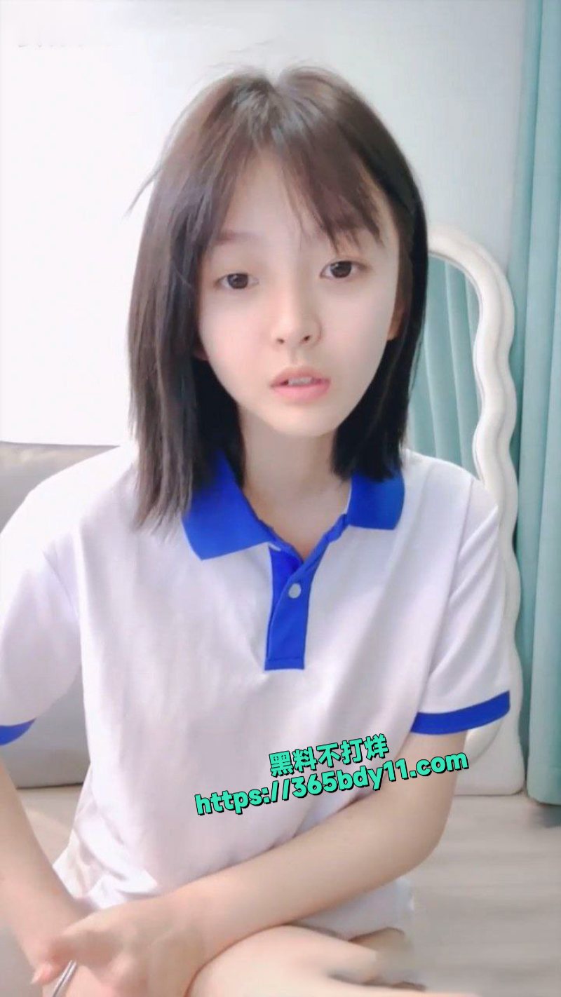 精神小妹男友带着几个大兄弟来直播间3P轮流给干哭了1