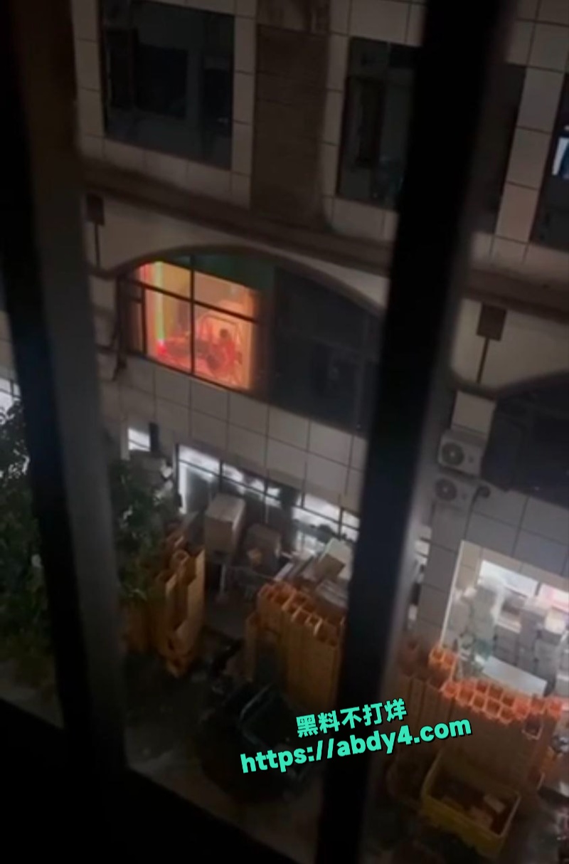 对楼邻居在落地窗摇篮上疯狂做爱 9