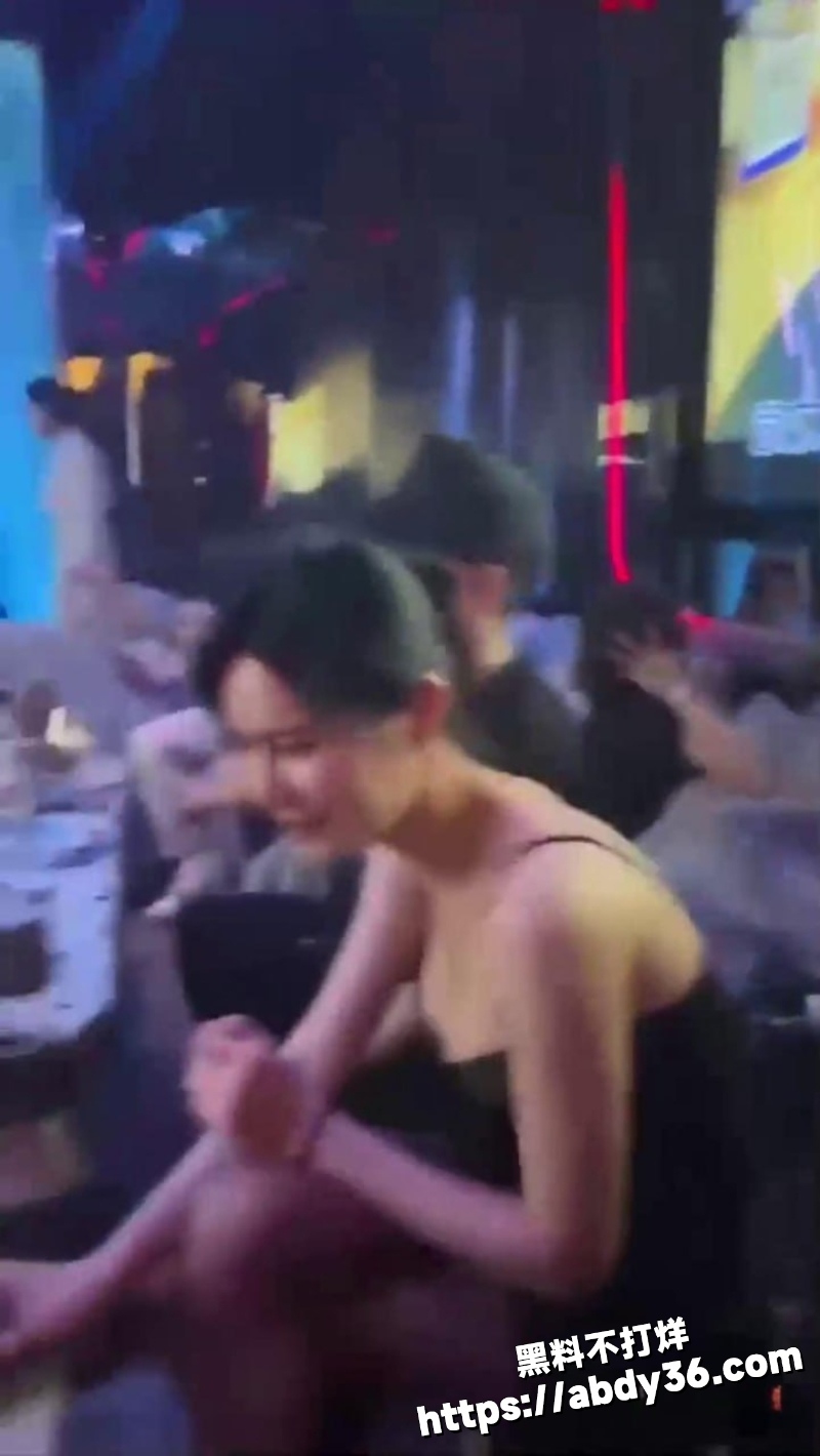 商K高端骚鸡被大佬约出来狠操3