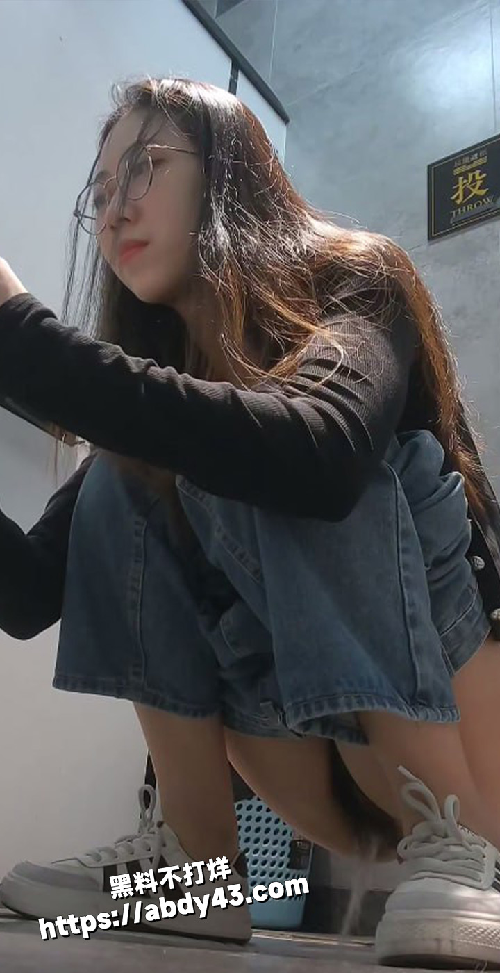 精品厕所偷拍合集.jpg4