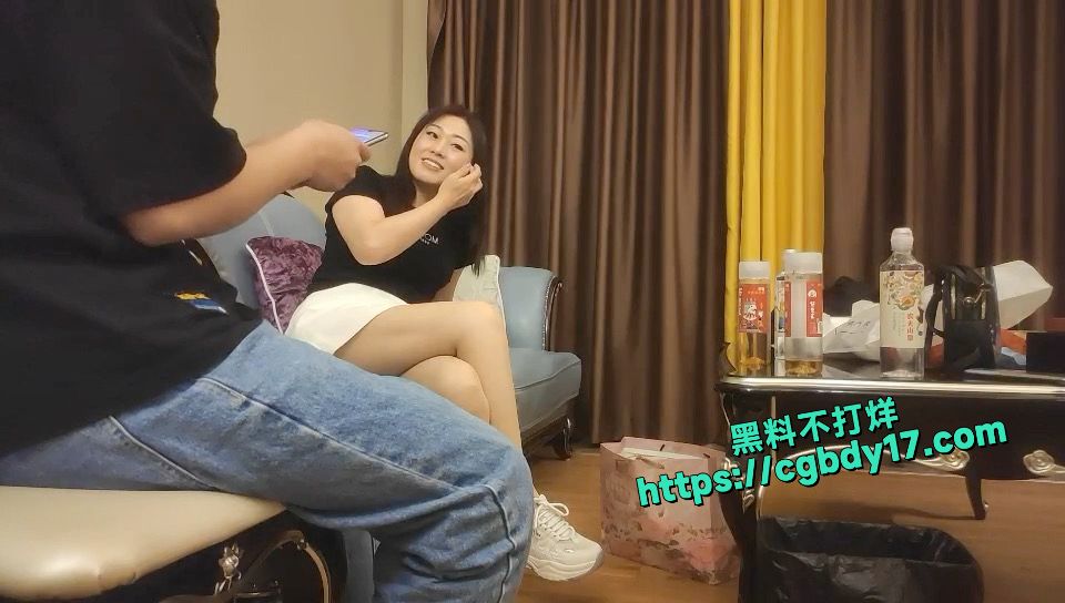 小王探花酒店约炮风韵少妇2