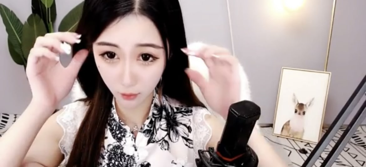 斗鱼：微微可爱啦一对一视频