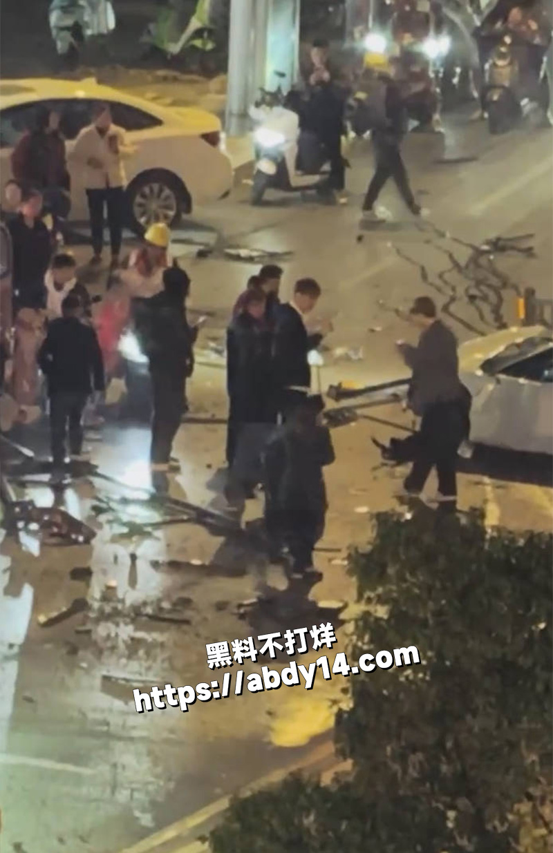 江西九江迈凯伦深夜飙车翻车2