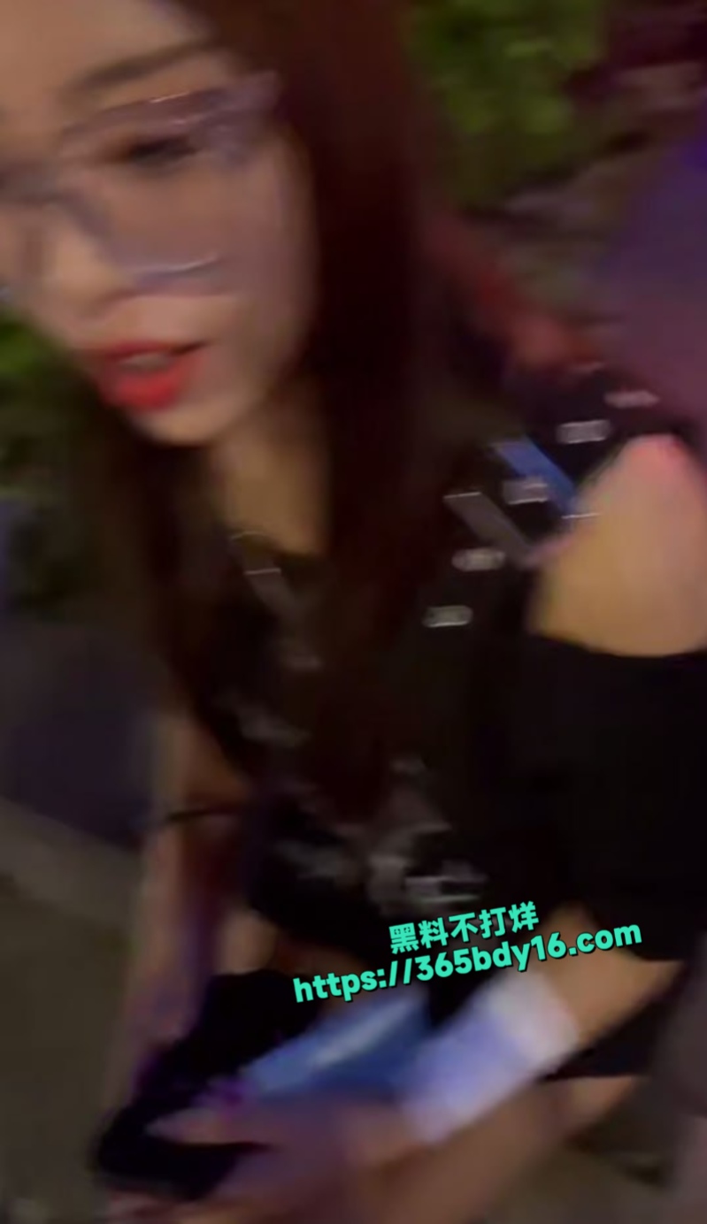 街头搭讪眼镜妹2
