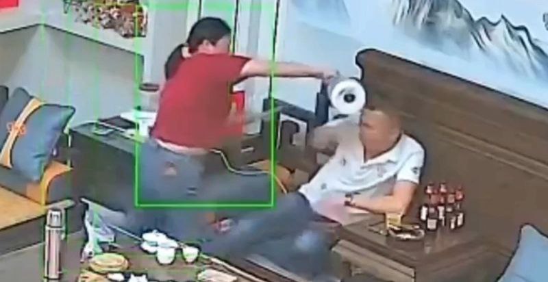 夫妻两口生闷气而妻子下一秒直接用开水伺候丈夫？家庭监控拍下恐怖一幕！