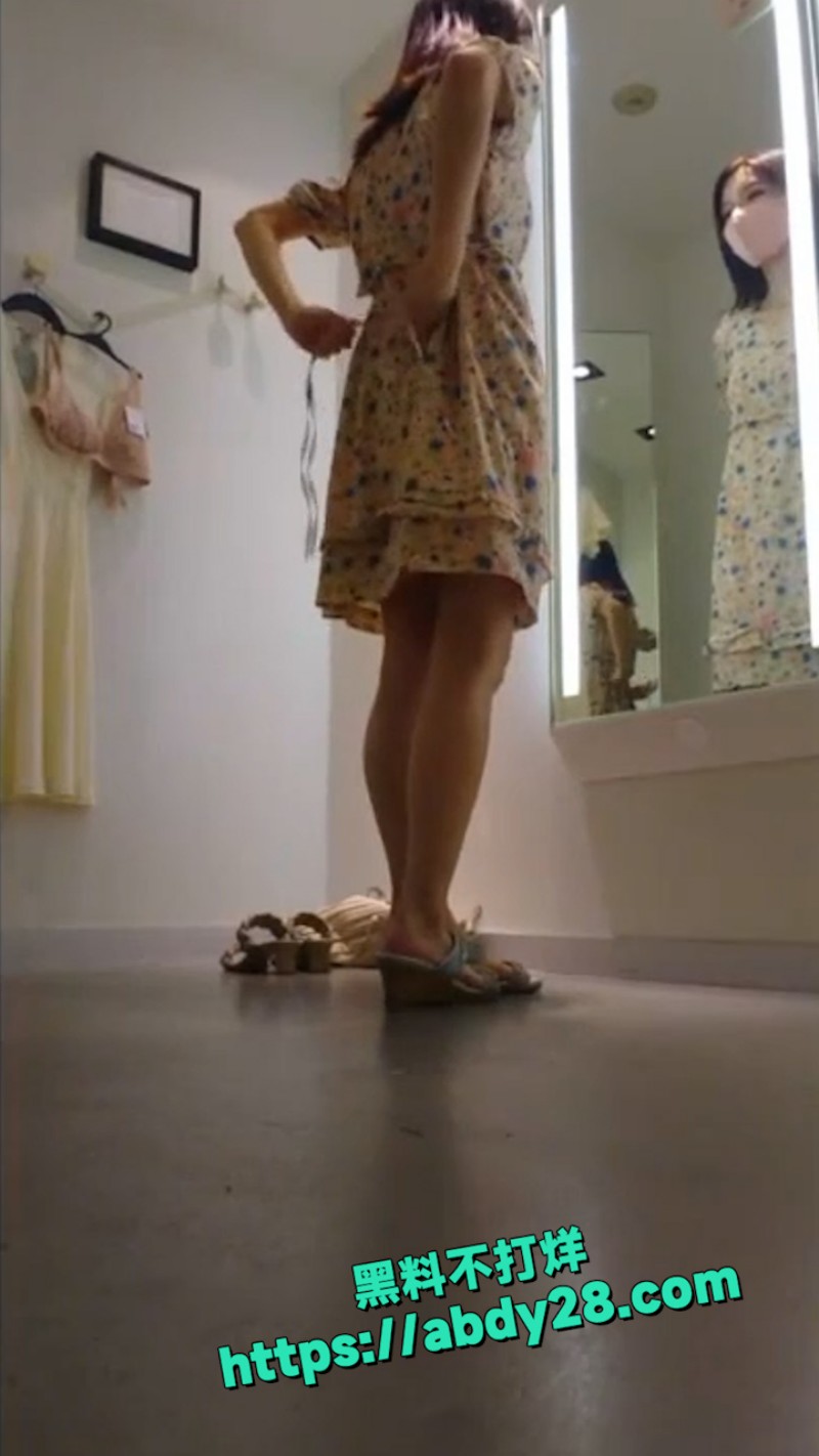 性感少妇换装沐浴 9